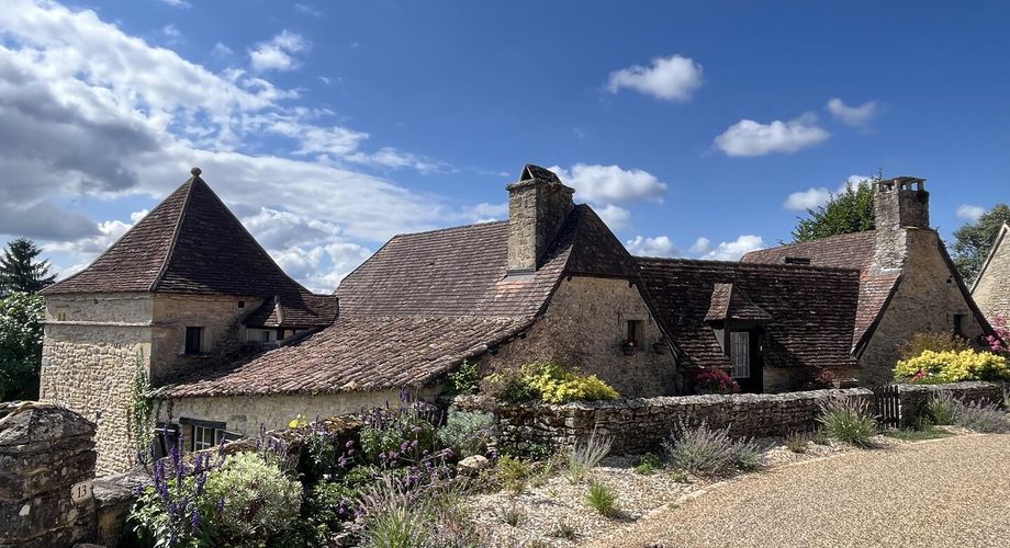 En Périgord Noir, dans un joli petit village, jolie maison de caractère avec cour.