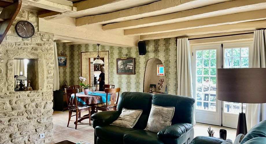 In Périgord Noir, in a pretty little village, a charming character house with a courtyard.