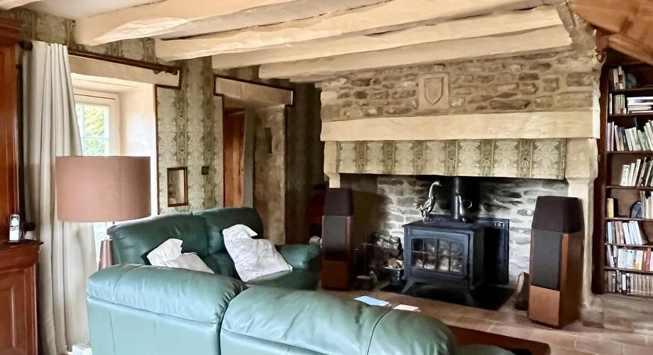 En Périgord Noir, dans un joli petit village, jolie maison de caractère avec cour.