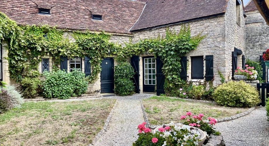 In Périgord Noir, in a pretty little village, a charming character house with a courtyard.