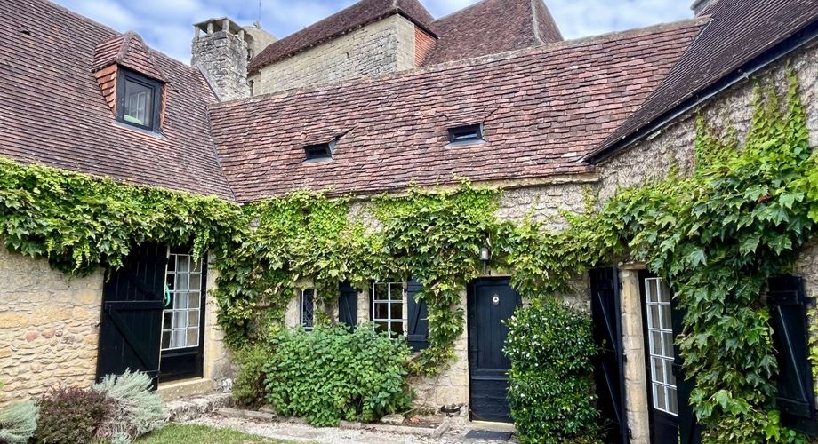 In Périgord Noir, in a pretty little village, a charming character house with a courtyard.