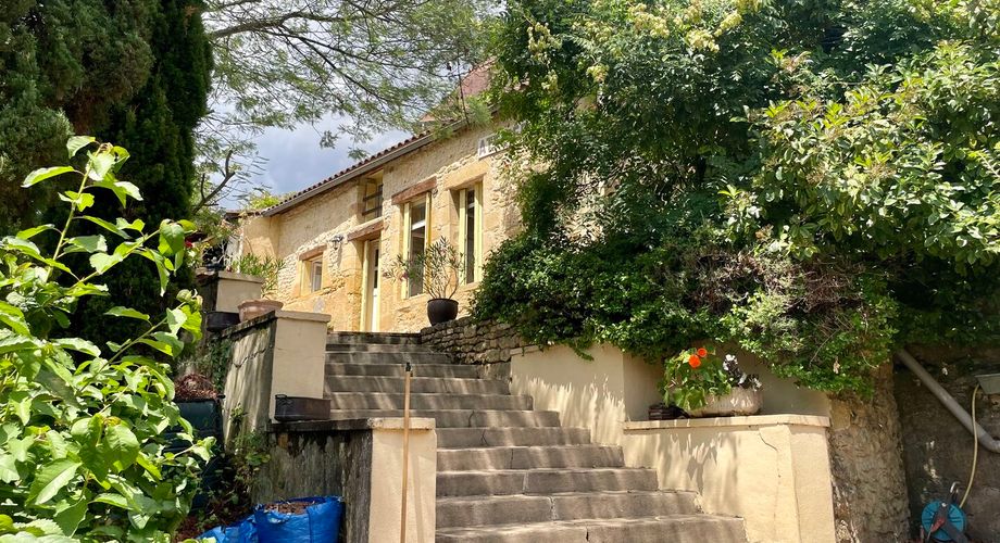 Sur les hauteurs de Montignac-Lascaux, maison ancienne avec gîte, garage et piscine sur 1500 m² de terrain. Jardin plein de charme et vue exceptionnelle sur le village!