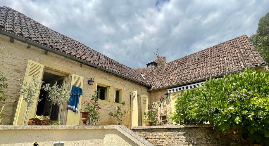 Sur les hauteurs de Montignac-Lascaux, maison ancienne avec gîte, garage et piscine sur 1500 m² de terrain. Jardin plein de charme et vue exceptionnelle sur le village!