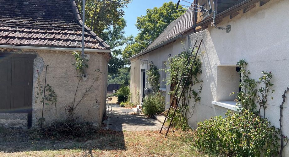 5 minutes from all amenities and shops, 15 minutes from Montignac, between Périgueux and Brive, fully renovated house with unobstructed views.