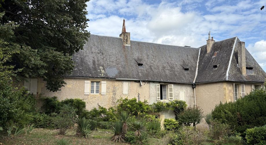 Superb residence in the centre of Montignac-Lascaux on over 1 hectare of land with a spring and access to the Vézère river. The countryside in the city.