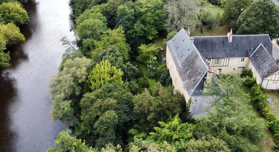 Superbe demeure en plein centre de Montignac-Lascaux sur plus d'1 hectare de terrain avec une source et accès à la vézère. La campagne à la ville.