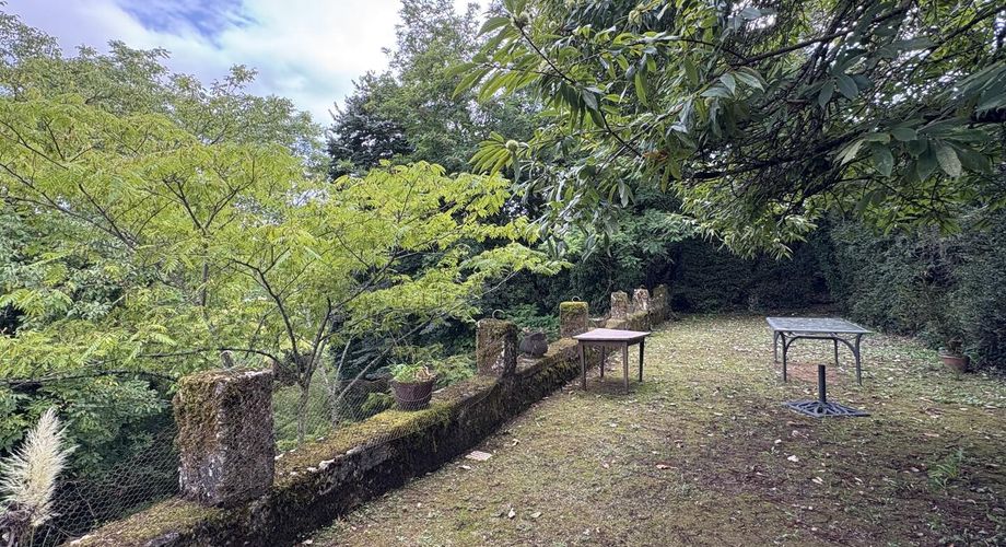 Superb residence in the centre of Montignac-Lascaux on over 1 hectare of land with a spring and access to the Vézère river. The countryside in the city.