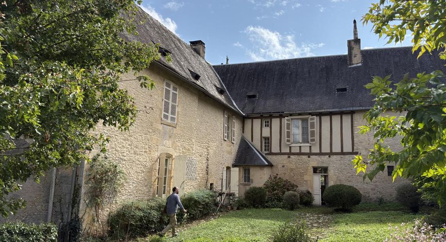 Superb residence in the centre of Montignac-Lascaux on over 1 hectare of land with a spring and access to the Vézère river. The countryside in the city.