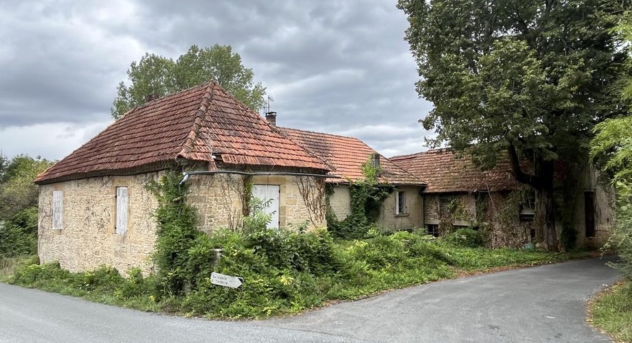 Entre Sarlat, Montignac et les Eyzies, sur la commune de Tamnies, ancien corps de ferme à rénover entièrement.