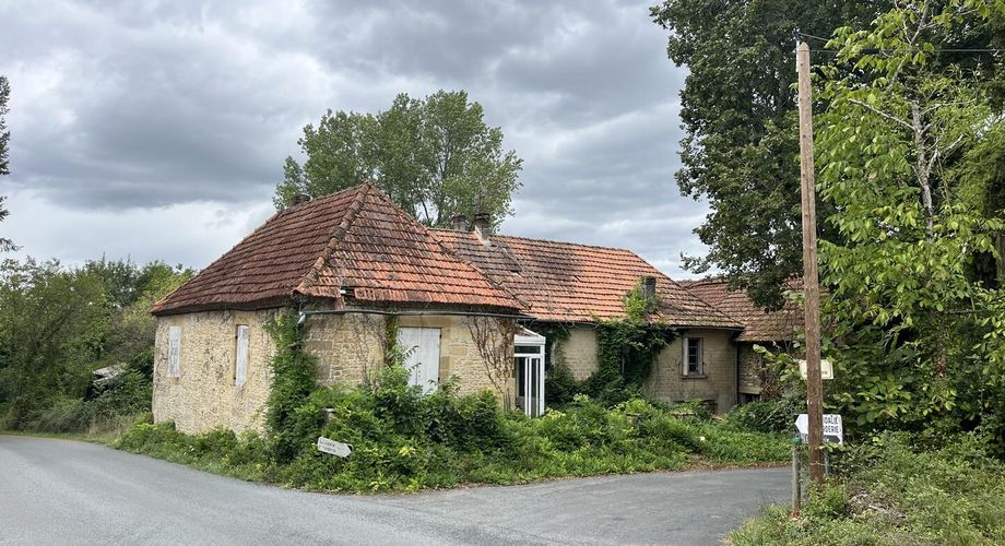 Entre Sarlat, Montignac et les Eyzies, sur la commune de Tamnies, ancien corps de ferme à rénover entièrement.