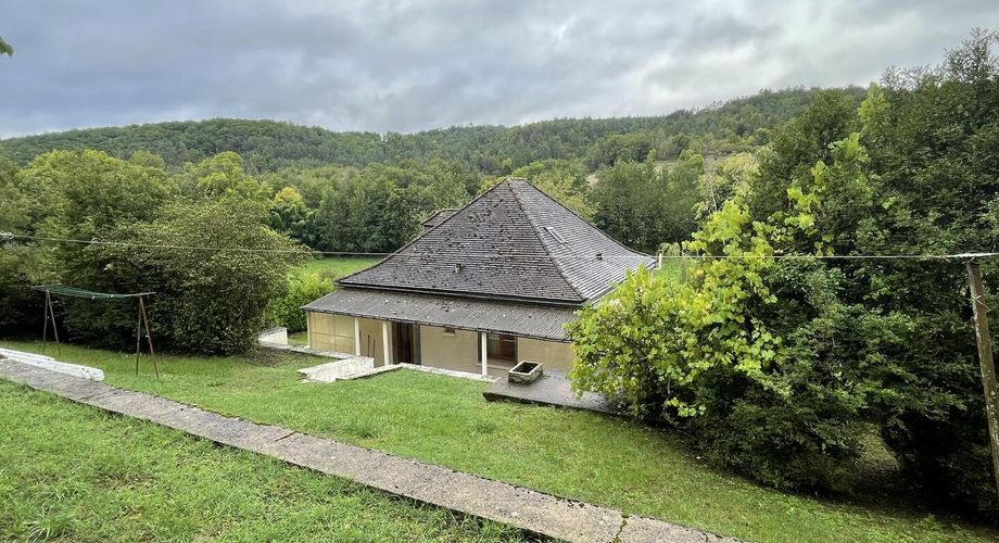 En Périgord Noir, dans le charmant village d'Auriac-du-Périgord, sur un terrain d'environ 1500 m2 avec vue, maison de 1956 rénovée il y a une dizaine d'années. 3 chambres, sous-sol avec garage. 

