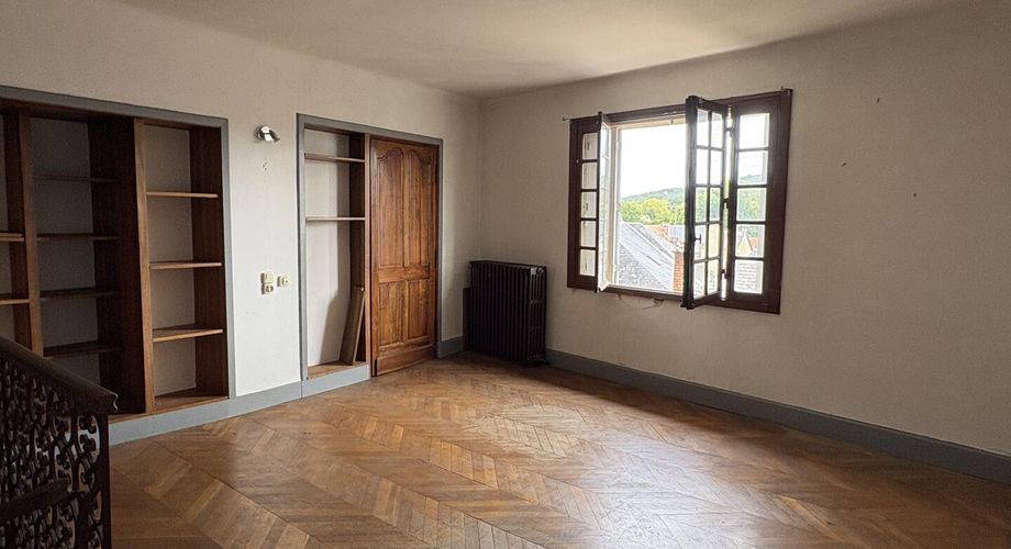 In the heart of Montignac, stone building offering approximately 104 m² of living space in need of refurbishment.