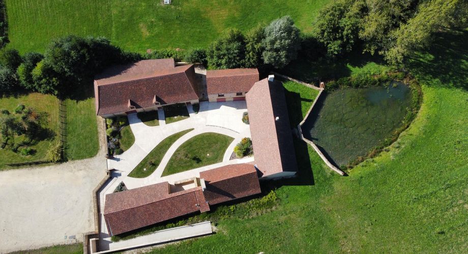 En Périgord Noir, sur 7 ha, domaine composé d'un ancien moulin ayant fait l'objet d'une rénovation exceptionnelle. Ensemble actuellement à usage d'huilerie-boutique-musée.