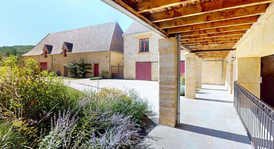 En Périgord Noir, sur 7 ha, domaine composé d'un ancien moulin ayant fait l'objet d'une rénovation exceptionnelle. Ensemble actuellement à usage d'huilerie-boutique-musée.