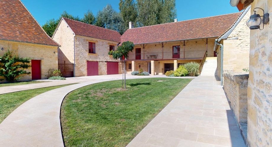 En Périgord Noir, sur 7 ha, domaine composé d'un ancien moulin ayant fait l'objet d'une rénovation exceptionnelle. Ensemble actuellement à usage d'huilerie-boutique-musée.