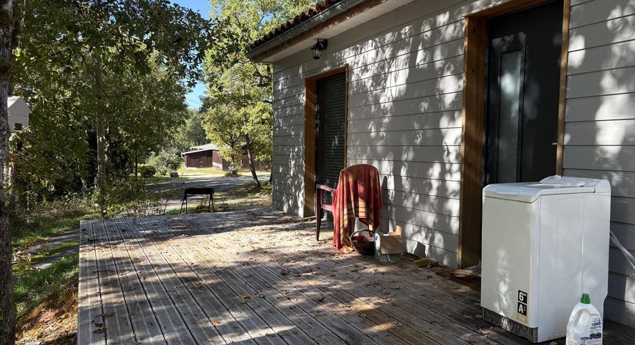 En Périgord Noir, sur les hauteurs de Montignac, petite maison ossature bois dans un environnement boisé.