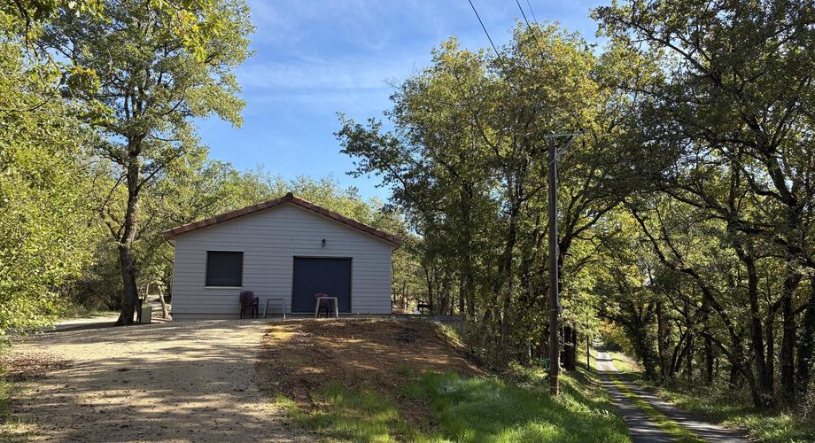 En Périgord Noir, sur les hauteurs de Montignac, petite maison ossature bois dans un environnement boisé.