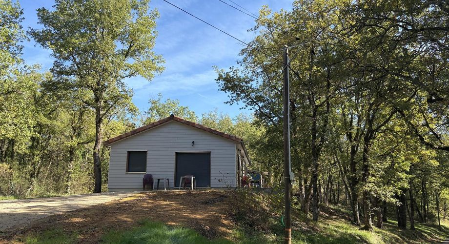 En Périgord Noir, sur les hauteurs de Montignac, petite maison ossature bois dans un environnement boisé.