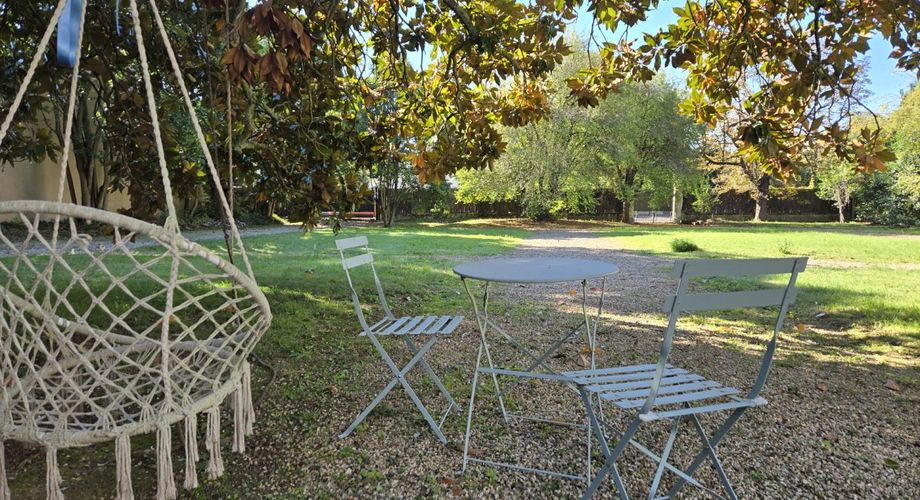 Elégante maison de maître au charme authentique, avec piscine, tranquillité et un vaste jardin, en plein cœur de la ville. 