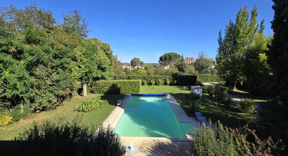 Elégante maison de maître au charme authentique, avec piscine, tranquillité et un vaste jardin, en plein cœur de la ville. 
