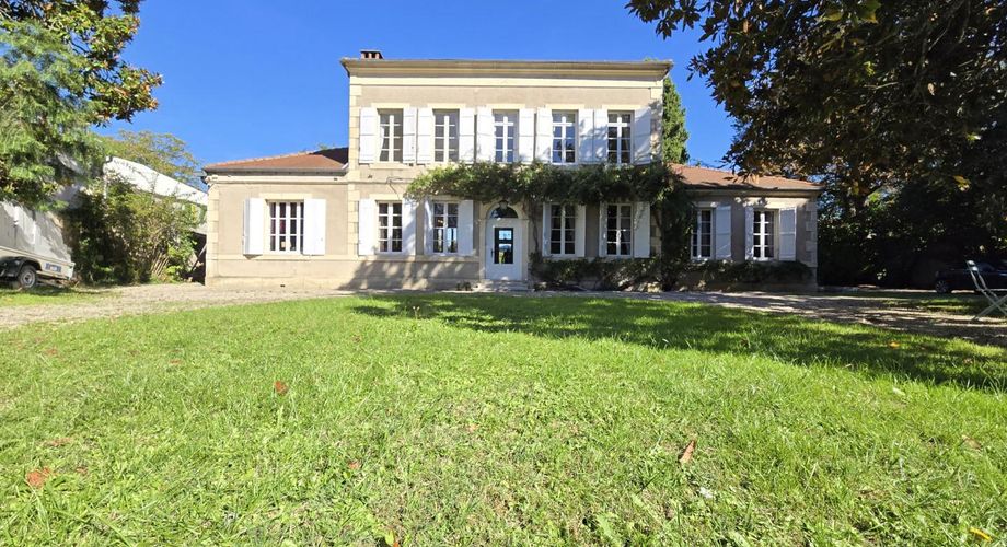 Elégante maison de maître au charme authentique, avec piscine, tranquillité et un vaste jardin, en plein cœur de la ville. 