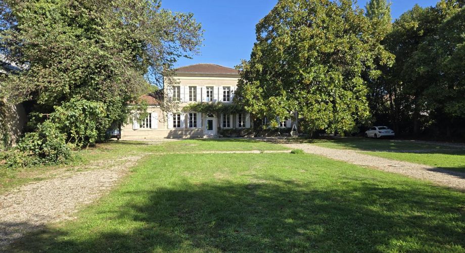 Elégante maison de maître au charme authentique, avec piscine, tranquillité et un vaste jardin, en plein cœur de la ville. 