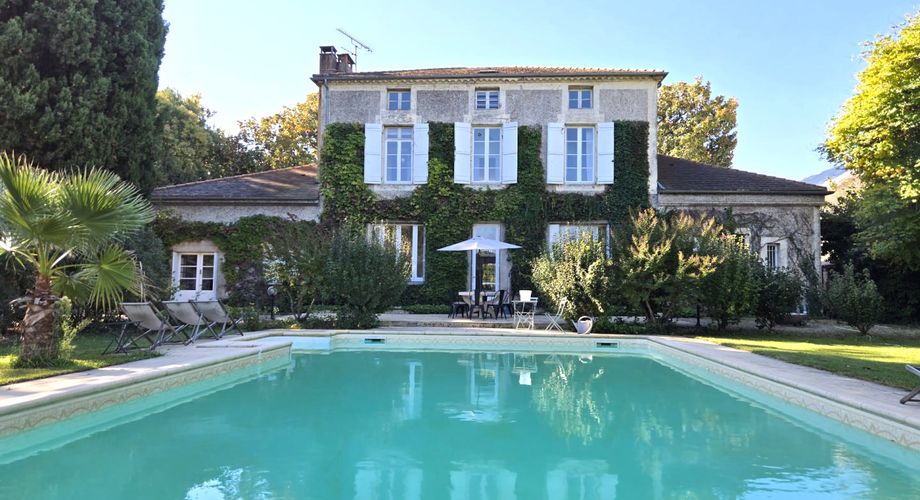 Elégante maison de maître au charme authentique, avec piscine, tranquillité et un vaste jardin, en plein cœur de la ville. 