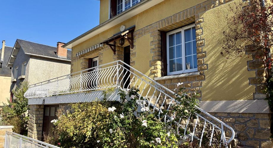 Belle maison lumineuse rénovée en plein coeur de Montignac-Lascaux avec jardin et jolies terrasses.