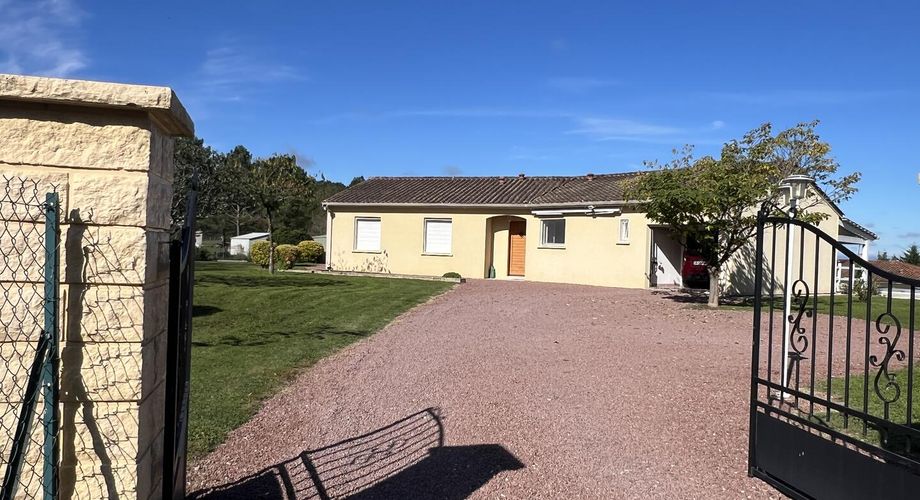 En Périgord Noir, proche de THENON et à 15 minutes environ de Montignac, belle maison contemporaine avec terrain et piscine.