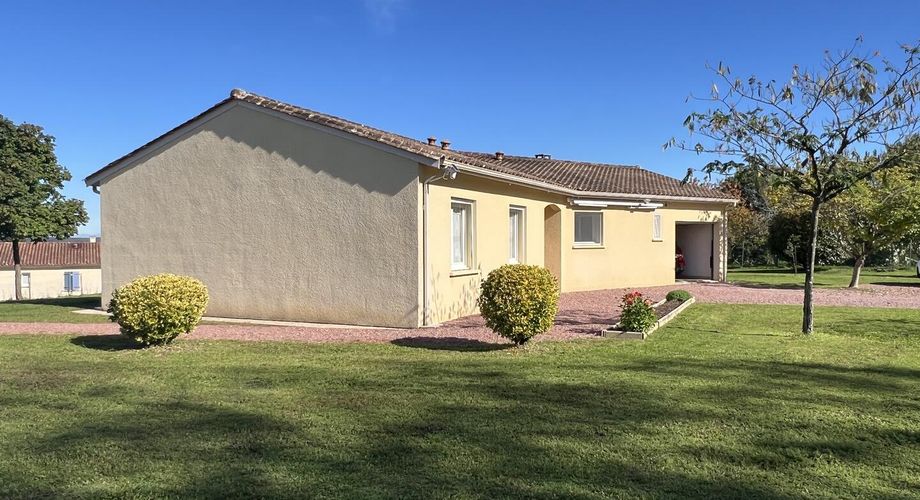 En Périgord Noir, proche de THENON et à 15 minutes environ de Montignac, belle maison contemporaine avec terrain et piscine.