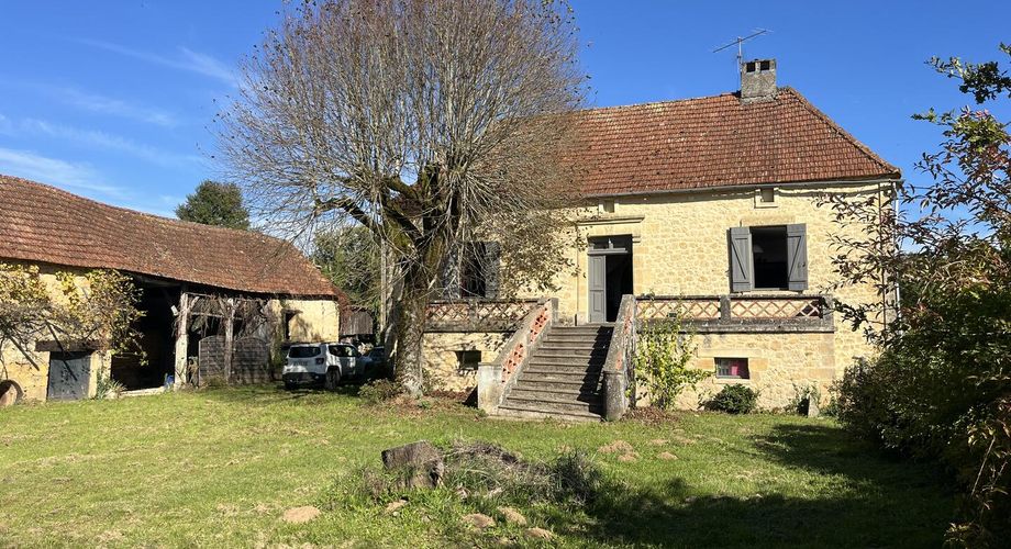 Proche de la rivière Dordogne, entre Sarlat et Souillac, bel ensemble sur deux hectares avec maison principale et grande grange.