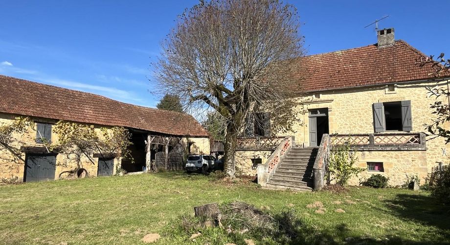 Proche de la rivière Dordogne, entre Sarlat et Souillac, bel ensemble sur deux hectares avec maison principale et grande grange.