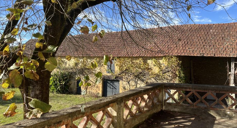 Proche de la rivière Dordogne, entre Sarlat et Souillac, bel ensemble sur deux hectares avec maison principale et grande grange.