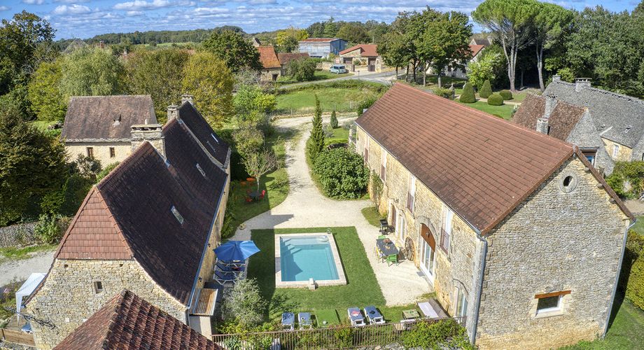 En plein coeur du Périgord Noir, entre Sarlat et Montignac-Lascaux, propriété entièrement restaurée avec grande maison d'habitation et grand gîte avec 4 chambres. Belle rénovation. Piscine. Terrain d'environ 1500 m².