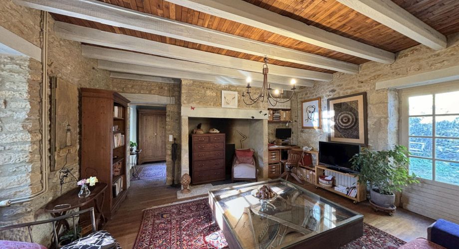 En Périgord Noir, sur les hauteurs à 10 mn de Montignac, maison en pierre sur 4 hectares dans un environnement boisé, calme et sans voisin proche.