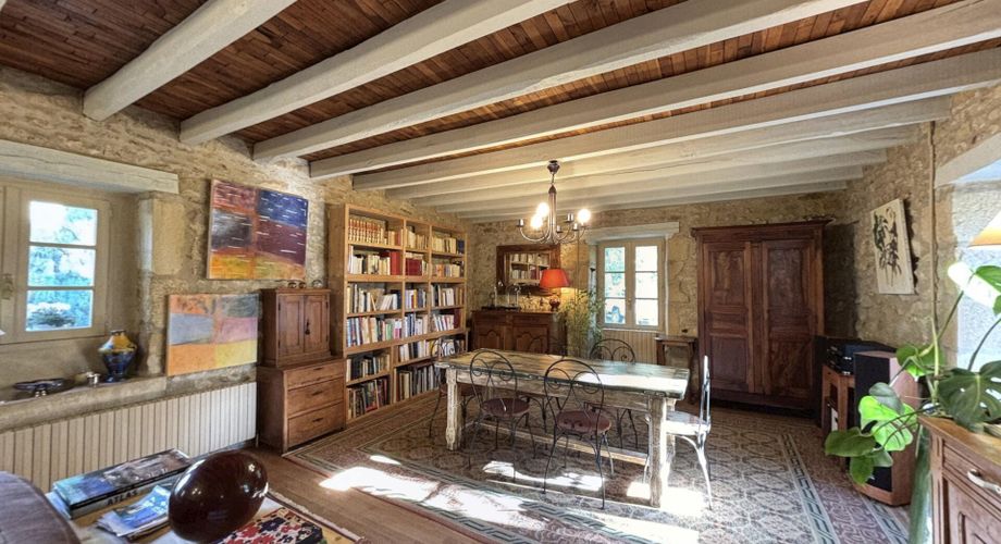 En Périgord Noir, sur les hauteurs à 10 mn de Montignac, maison en pierre sur 4 hectares dans un environnement boisé, calme et sans voisin proche.