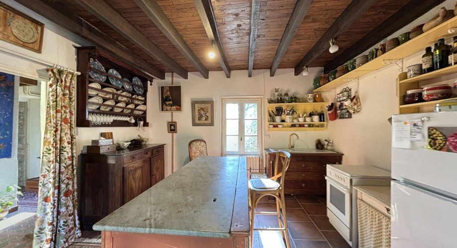 En Périgord Noir, sur les hauteurs à 10 mn de Montignac, maison en pierre sur 4 hectares dans un environnement boisé, calme et sans voisin proche.