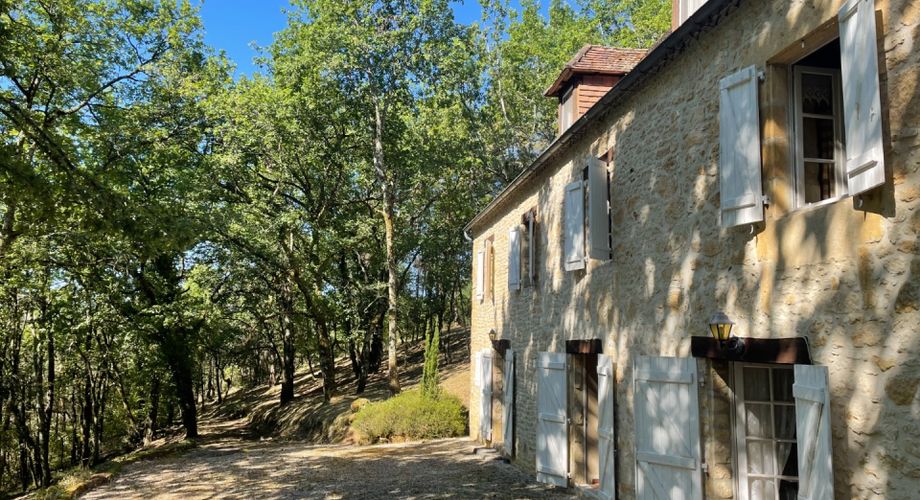 En Périgord Noir, sur les hauteurs à 10 mn de Montignac, maison en pierre sur 4 hectares dans un environnement boisé, calme et sans voisin proche.