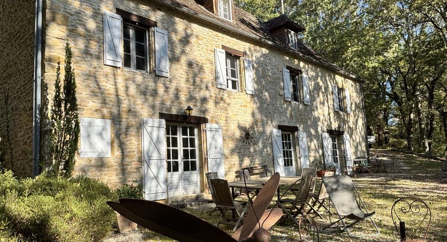 En Périgord Noir, sur les hauteurs à 10 mn de Montignac, maison en pierre sur 4 hectares dans un environnement boisé, calme et sans voisin proche.