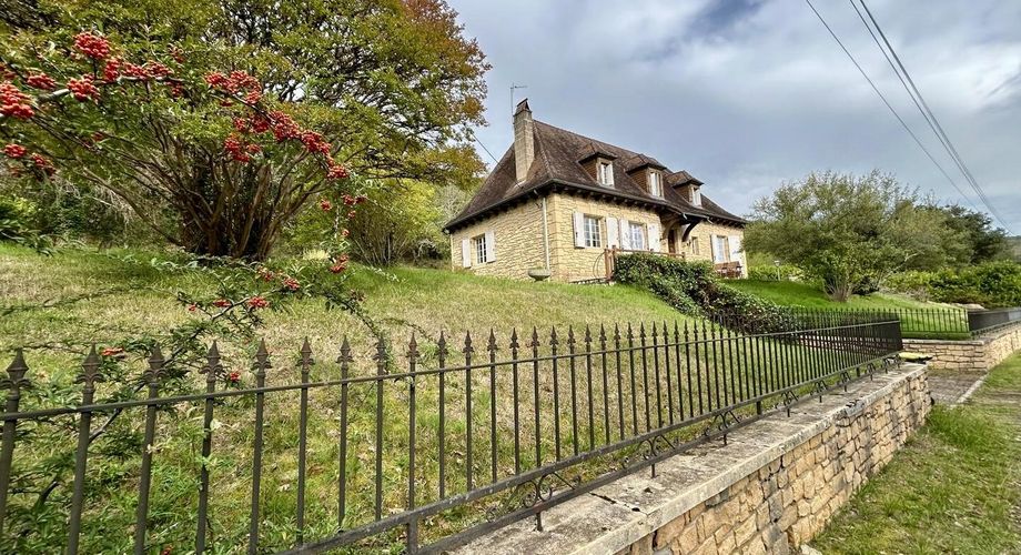 Aux portes du Périgord Noir, entre Terrasson et Montignac, belle maison contemporaine en pierre avec terrain attenant.