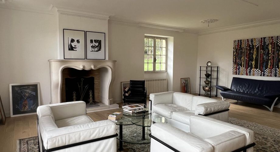 Aux portes du Périgord Noir, entre Terrasson et Montignac, belle maison contemporaine en pierre avec terrain attenant.