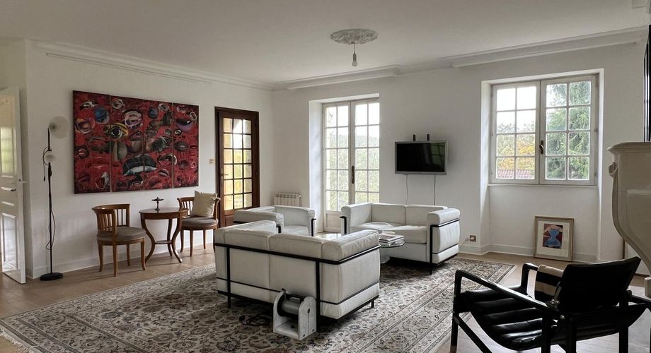 Aux portes du Périgord Noir, entre Terrasson et Montignac, belle maison contemporaine en pierre avec terrain attenant.