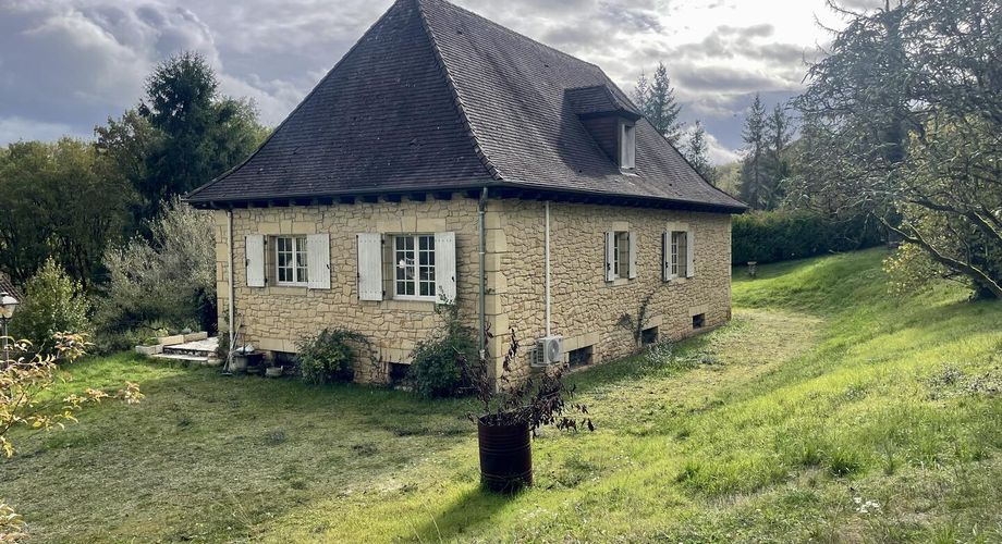 Aux portes du Périgord Noir, entre Terrasson et Montignac, belle maison contemporaine en pierre avec terrain attenant.