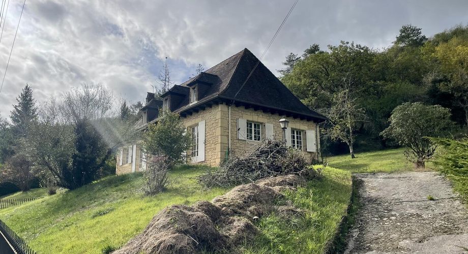 Aux portes du Périgord Noir, entre Terrasson et Montignac, belle maison contemporaine en pierre avec terrain attenant.