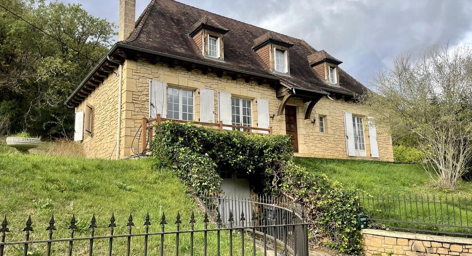 Aux portes du Périgord Noir, entre Terrasson et Montignac, belle maison contemporaine en pierre avec terrain attenant.