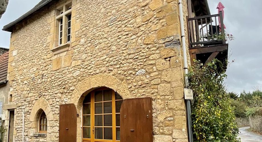 Dans le centre historique de Montignac-Lascaux, charmante maison en pierre rénovée.