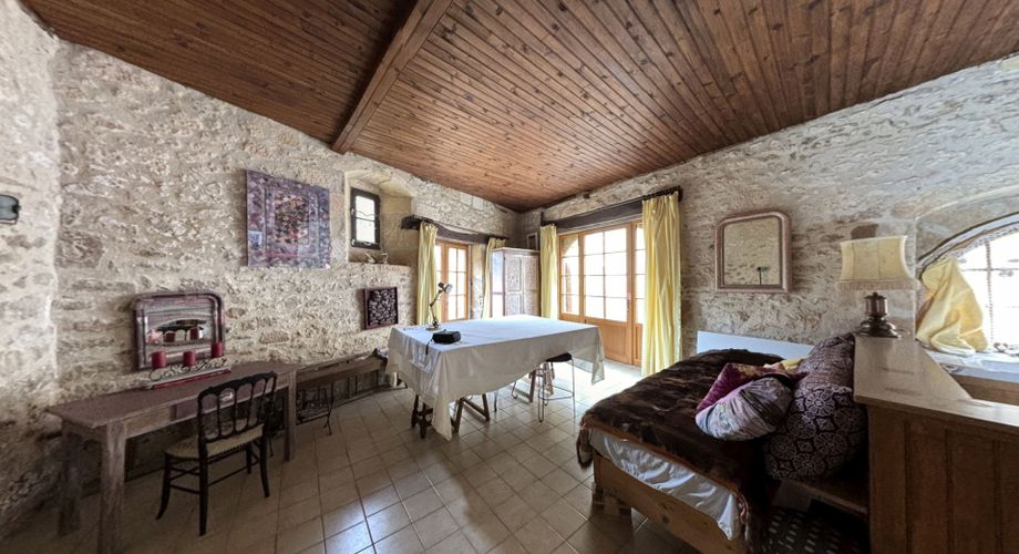 Dans le centre historique de Montignac-Lascaux, charmante maison en pierre rénovée.