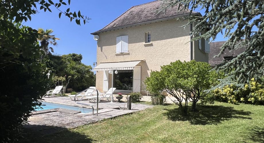 Entre Périgueux et Brive, propriété de 14 ha composée de prairies et de bois avec une source, une grange et maison d'habitation de 300 m², vente sous forme de démembrement.