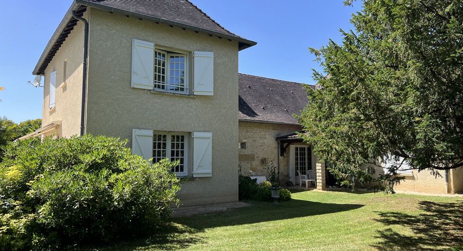 Entre Périgueux et Brive, propriété de 14 ha composée de prairies et de bois avec une source, une grange et maison d'habitation de 300 m², vente sous forme de démembrement.