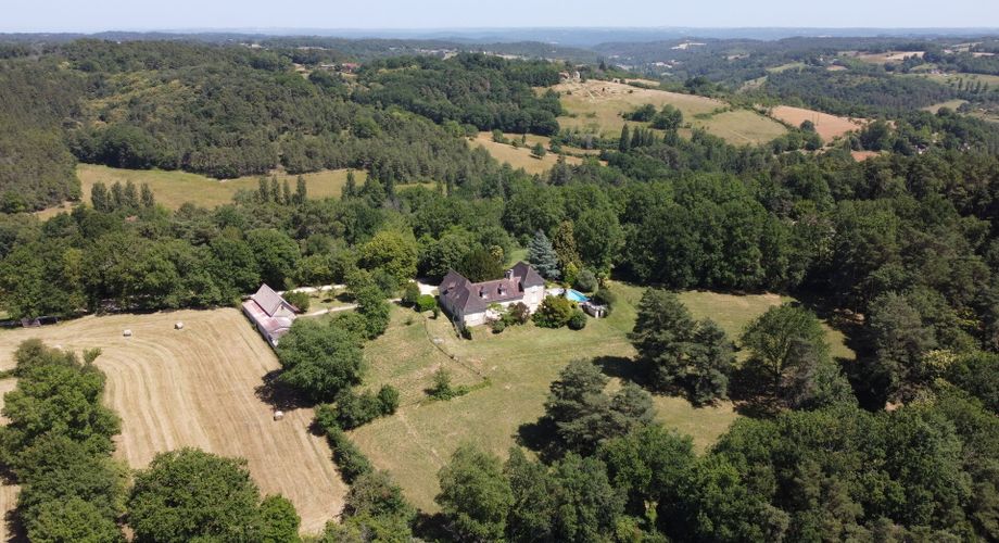 Entre Périgueux et Brive, propriété de 14 ha composée de prairies et de bois avec une source, une grange et maison d'habitation de 300 m², vente sous forme de démembrement.